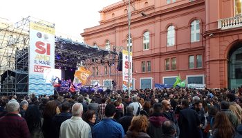 Gente in piazza a Bari alla manifestazione-concerto per il ‘sì’ al referendum contro le trivelle