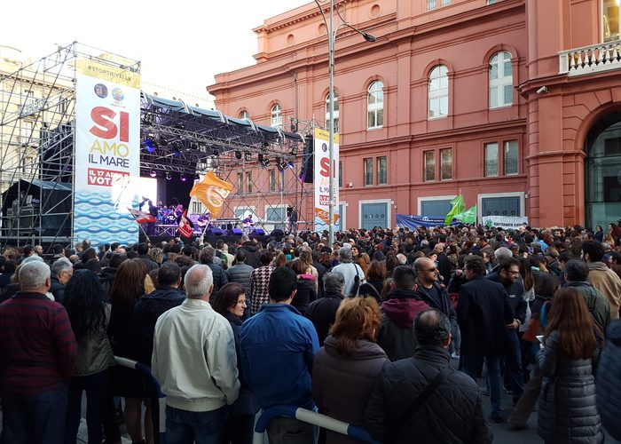 Gente in piazza a Bari alla manifestazione-concerto per il ‘sì’ al referendum contro le trivelle