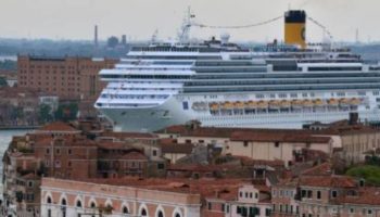 CROCIERE: COSTA RIPARTE DA ‘FASCINOSA’, NAVE TRANSITA LUNGO CANALE A VENEZIA