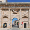 porta-leone-zara-ph-Cezary-Wojtkowski-Shutterstock