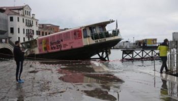 venezia acqua alta vaporetto