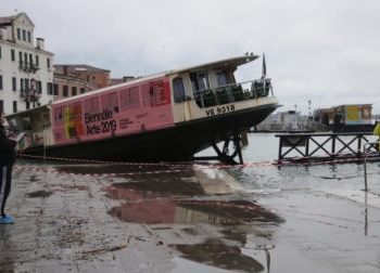 venezia acqua alta vaporetto