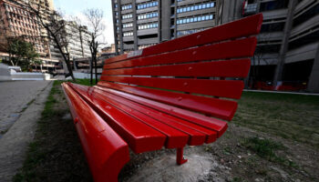 8 marzo, installata ‘panchina rossa’ contro violenza e le donne iraniane