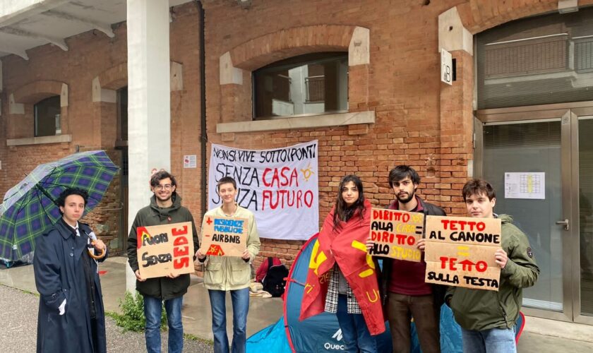 udu Venezia pianta le tende ai magazzini di San Basilio per chiedere soluzioni alla crisi abitativa