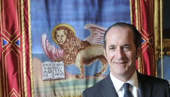 1280px-Luca_Zaia_con_bandiera_della_Regione_del_Veneto
