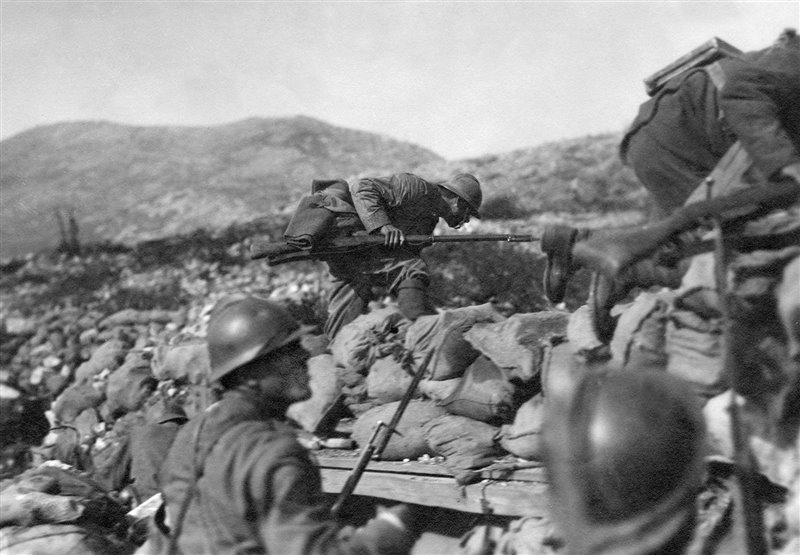 soldati-italiani-escono-da-una-trincea-nel-corso-di-una-battaglia-della-prima-guerra-mondiale_f8d4c4f7_800x555