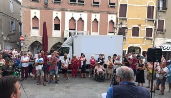 manifestazione con traffico auto e camion