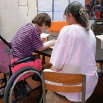 Alunno-disabile-con-insegnante-di-sostegno-e1628692336931