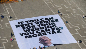 6e379cf2-azione-venezia-greenpeace-bezos-1024×683