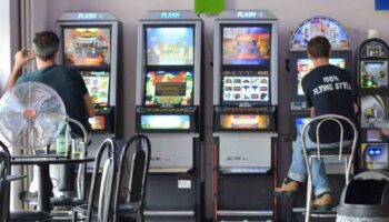 fotogramma – alberto giannoni ruzzo – Videopoker e slot-machine in un bar