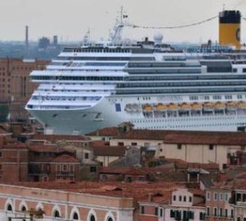 CROCIERE: COSTA RIPARTE DA ‘FASCINOSA’, NAVE TRANSITA LUNGO CANALE A VENEZIA