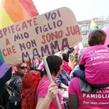 MILANO-MANIFESTAZIONE-LGBTQ-750×492