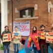 udu Venezia pianta le tende ai magazzini di San Basilio per chiedere soluzioni alla crisi abitativa