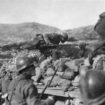 soldati-italiani-escono-da-una-trincea-nel-corso-di-una-battaglia-della-prima-guerra-mondiale_f8d4c4f7_800x555