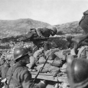 soldati-italiani-escono-da-una-trincea-nel-corso-di-una-battaglia-della-prima-guerra-mondiale_f8d4c4f7_800x555
